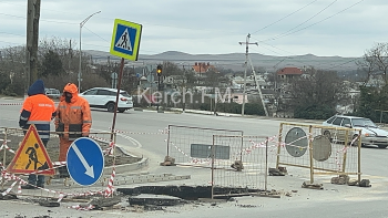 Новости » Общество: На Куль-Обинском шоссе на месте провала дороги начали ремонтные работы