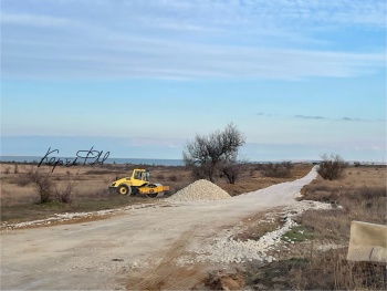 Новости » Общество: Дорогу к Нижней Героевке в Керчи уже наполовину сделали