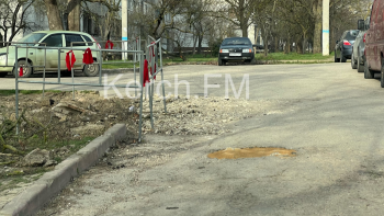 Новости » Общество: Провал дороги на Буденного не могут заасфальтировать