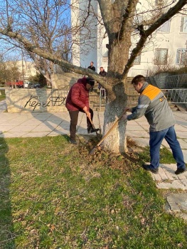 Новости » Общество: Во имя женщин: мужчины КРЭСа вышли на субботник навести красоту