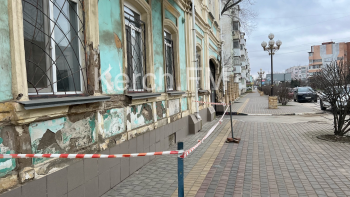 Новости » Общество: Фасад кожно-венерологического диспансера Керчи не могут отремонтировать больше пяти лет