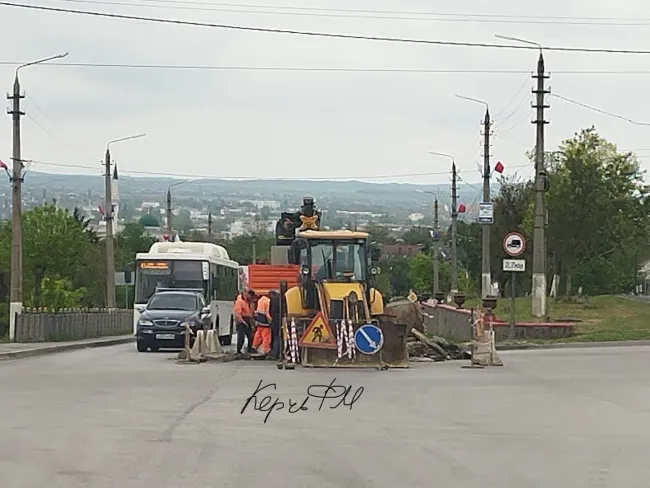 Новости » Общество: Движение по Чкалова в Керчи ограничено из-за провала дороги и ремонтными работами