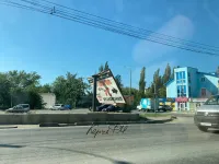 Новости » Криминал и ЧП: Билборд в Керчи согнулся пополам от ветра