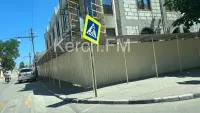 Новости » Общество: Керчане опасаются, что дорожный знак может упасть на прохожих и машины