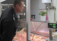 В магазинах Керчи вновь выявлена мясная, рыбная и молочная продукция без маркировки и с истекшим сроком годности