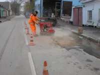 Новый асфальт на дороге сегодня вскрывали из-за порыва водовода