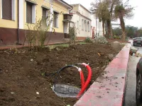 Новости » Общество: В Керчи на Театральной завершили укладку кабеля для новых фонарей