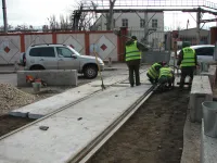 Новости » Общество: На ж/д переезде по улице Кирова продолжают "шлифовать" дорогу