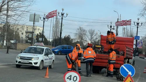 Новости » Общество: На Самойленко частично поднимают асфальт