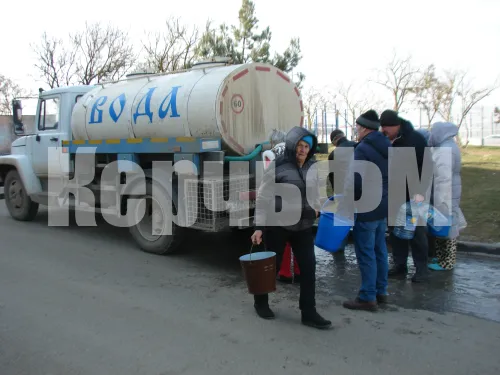 Новости » Коммуналка: К домам по Шоссе Героев Сталинграда подвозят обещанную воду