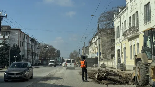 Новости » Общество: Дорожные работы в Керчи не прекращаются ни на день