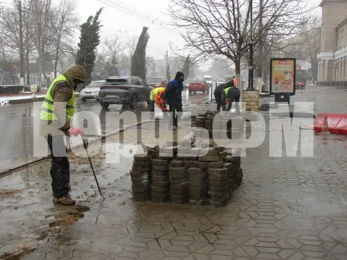 Новости » Общество: Работы по подготовке к укладке новых тротуаров вдоль центральной автомагистрали продолжаются в любую погоду