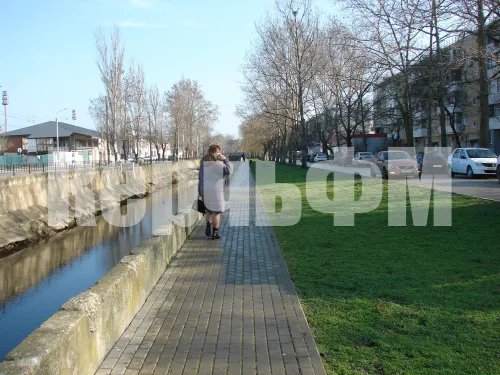 Новости » Общество: На улице Черноморской в Керчи в ближайшие месяцы установят долгожданные лавочки