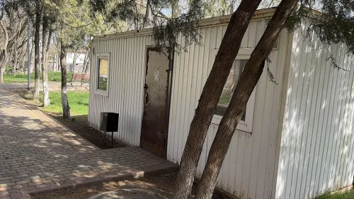 Новости » Общество: Шесть лет простоя: к курортному сезону обещают открыть туалет в Молодежном парке