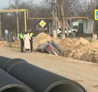 На Чкалова в яму водоканала упала легковушка