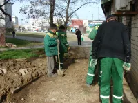 Новости » Общество: На разрушенных пешеходных дорожках в Керчи коммунальщики восстанавливают плитку