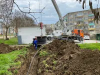 По Буденного, 4 в Керчи энергетики укладывают новый кабель