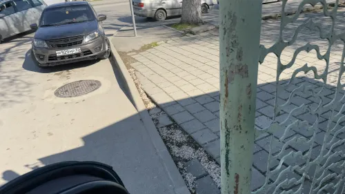 Так ли должен выглядеть тротуар у детской больницы в Керчи?