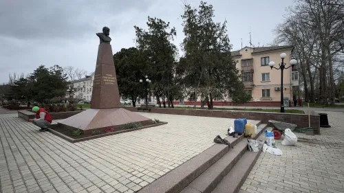 Новости » Общество: В Керчи в сквере Шевченко идет ремонт