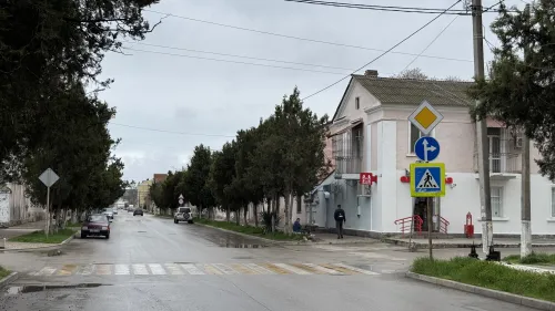 Новости » Общество: В Керчи уже очень долгое время запрещен въезд на парковку на набережной