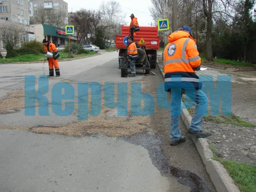 Новости » Общество: Крымавтодор латает дорогу по Кирова в Керчи  после разрытий тепловиками