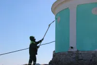 Новости » Общество: В Керчи приводят в порядок мемориальный объект Вечного огня на Митридате