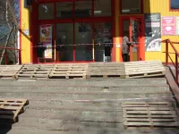 Крупнейший супермаркет Керчи не может восстановить ступени