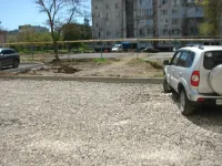 У дома №12 по Генерала Петрова в Керчи четко наметили парковку