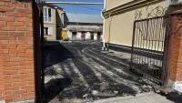 Новости » Общество: В Керчи на Пирогова дорогу во дворе залили битумом и бросили