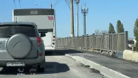 Новости » Общество: Можно ходить: на Горьковском мосту заасфальтировали тротуары