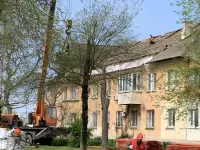 Новости » Общество: В Керчи продолжается капитальный ремонт кровли в домах старого фонда