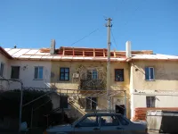 Новости » Общество: На улице Воинов-Интернационалистов в Керчи идет капитальный ремонт кровель МКД