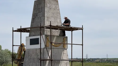 Новости » Общество: В Керчи начали ремонт памятника по дороге в Аджимушкай