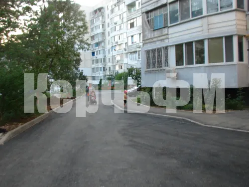Новости » Общество: Во дворах МКД района Промбазы Керчи уложили новый асфальт