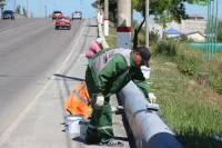 Новости » Общество: На Горьковском мосту красят парапеты