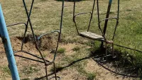 Детские качели на набережной Керчи требуют ремонта