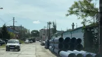 Новости » Коммуналка: На Полевой праздник: на улицу завезли трубы и резервуары для реконструкции разводящих сетей