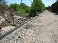 Новости » Общество: В Приморском парке Керчи вдоль центральных аллей устанавливают бордюры