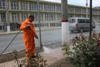 Новости » Общество: Сегодня в Керчи отмывали от грязи дорожку вдоль Адмиралтейского проезда