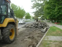 Новости » Общество: На Кирова в Керчи расширяют парковочный карман