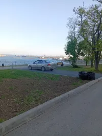 Автохам устроил парковку с нового тротуара по ул.Черноморской