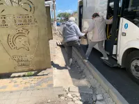 Новости » Общество: На остановке "Музей" в Керчи пассажиры могут покалечиться