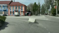 Новости » Общество: Просевший участок дороги на Шлагбаумской площади не спешат устранять