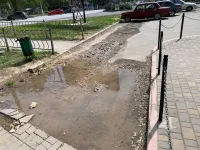 Новости » Общество: В Керчи на углу улиц Казакова и Войкова бежит вода