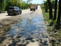 Новости » Общество: Рядом с керченским водоканалом бежит вода