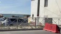 Новости » Общество: На Адмиралтейском проезде вдоль дороги начали устанавливать новые ограждения