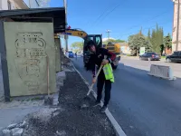 Новости » Общество: На остановке "Музей" в Керчи выровняли подход к автобусам