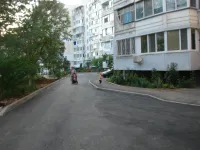 Во дворах МКД района Промбазы Керчи уложили новый асфальт