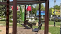 В сквере Воссоединения в очередной раз оборвались качели