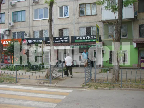 Дорожное ограждение по Сморжевского в Керчи покрасили
